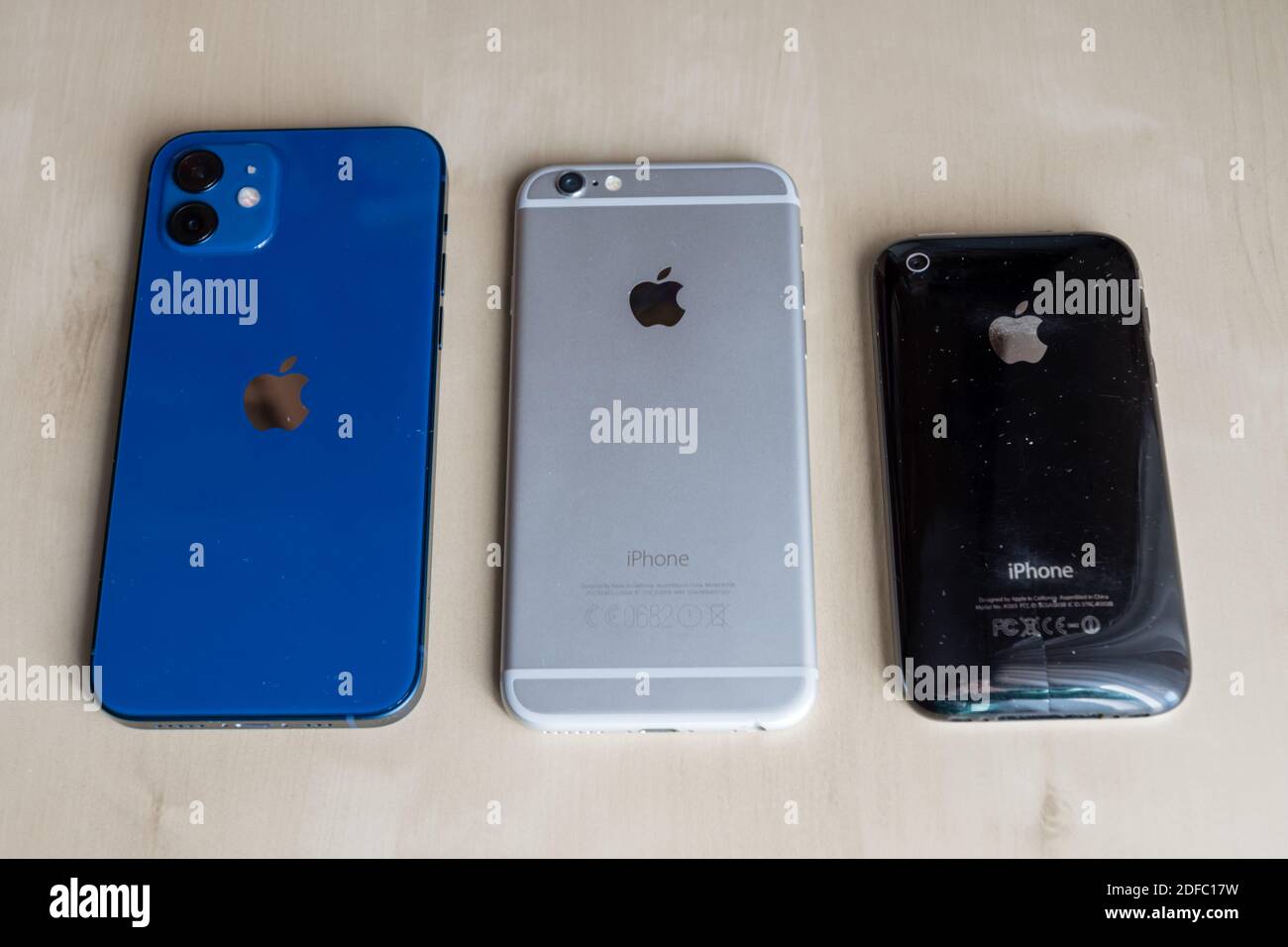 CUPERTINO, ÉTATS-UNIS - 26 novembre 2020 : comparaison côte à côte d'Apple iPhone 3GS, 6 et 12 Banque D'Images