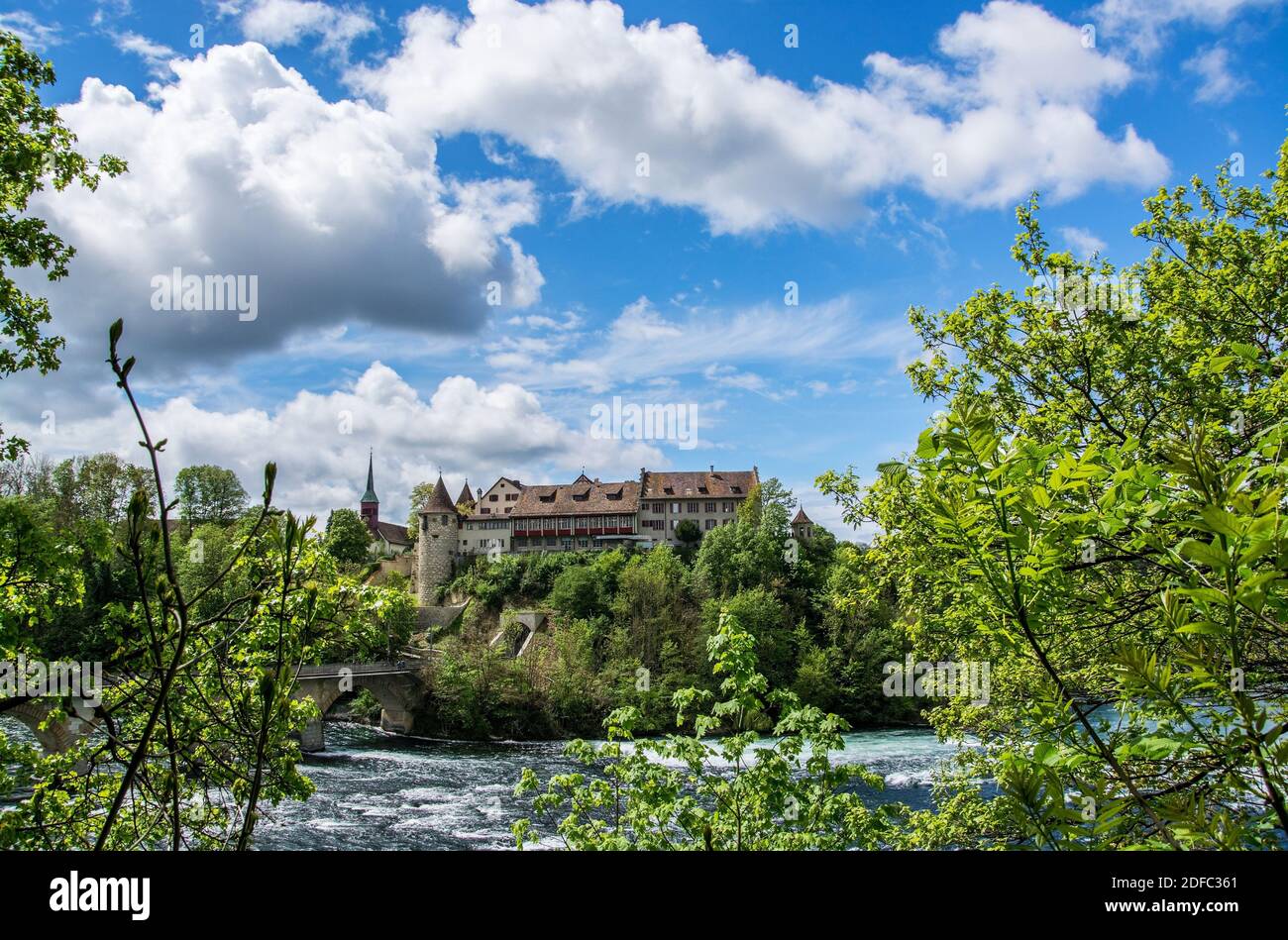 DAS Schloss liegt am linken Ufer des Rheins auf einem steilen Felsen über dem Rheinfall und bietet einen Ausblick über den Rhein und den Wasserfall. Banque D'Images
