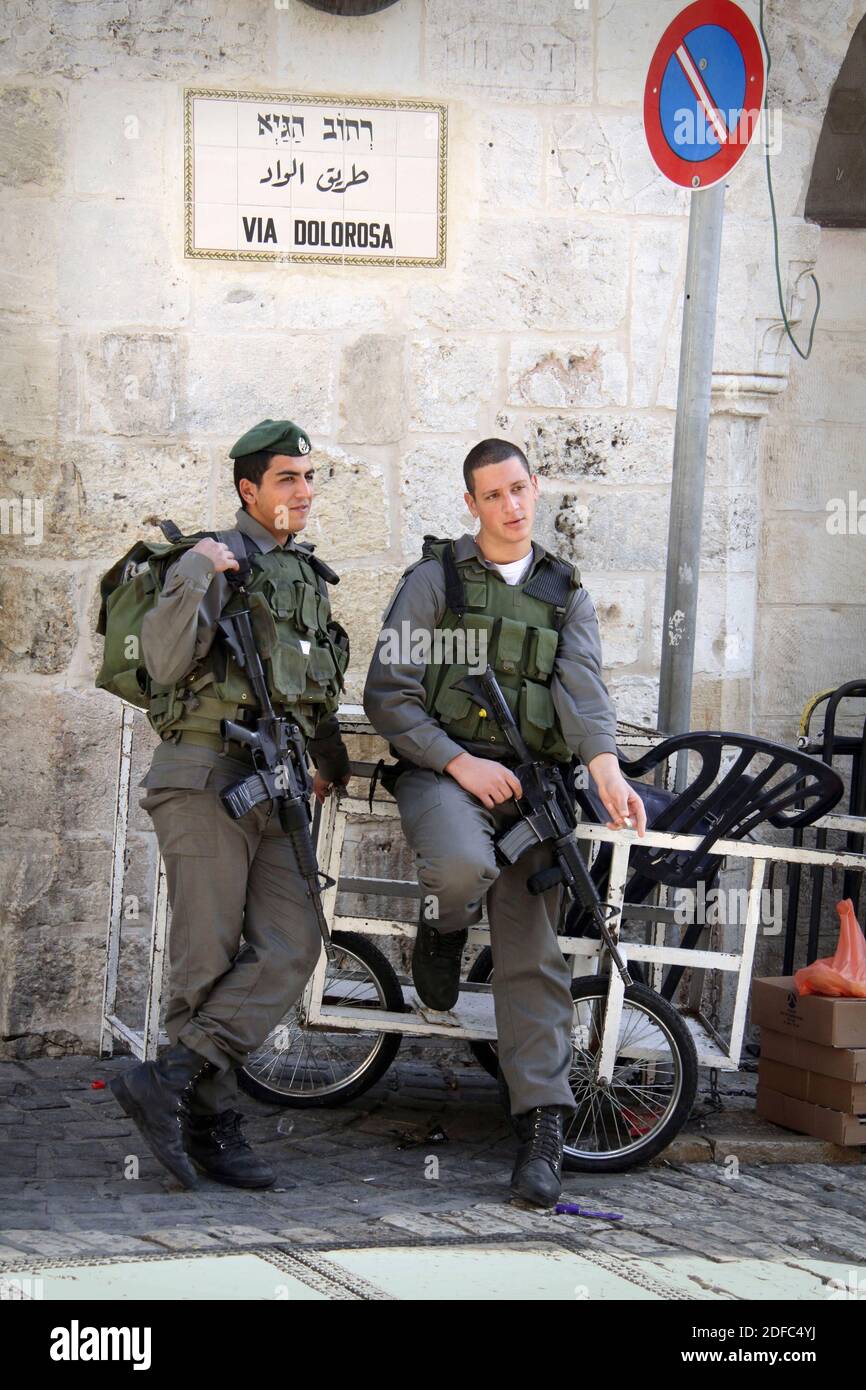 Israël, soldats des FDI debout dans la vieille ville de Jérusalem Banque D'Images