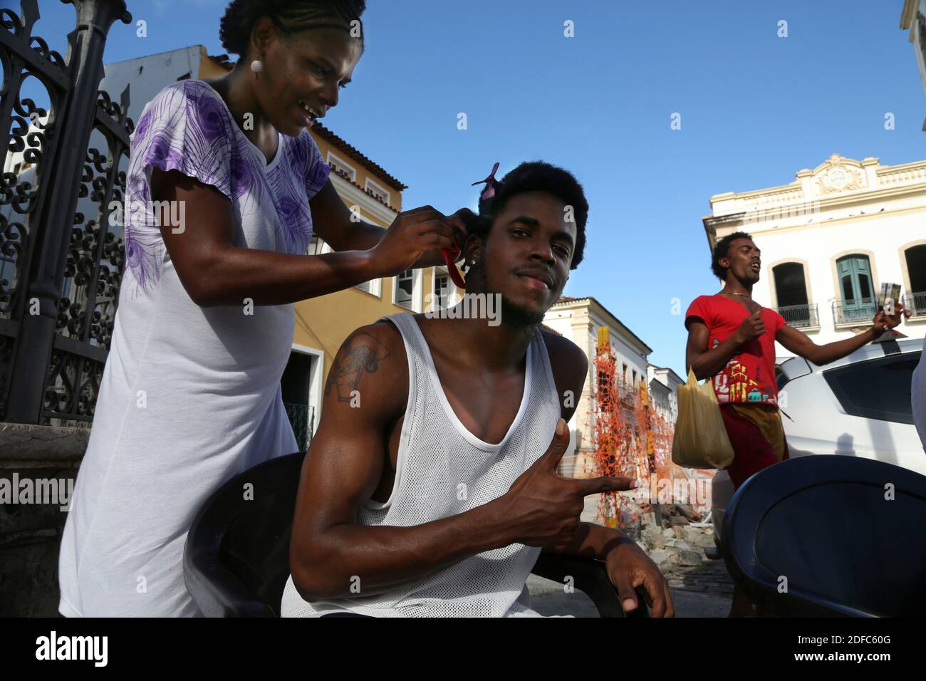 Brésil, Bahia, coiffeur de rue à Salvador Banque D'Images