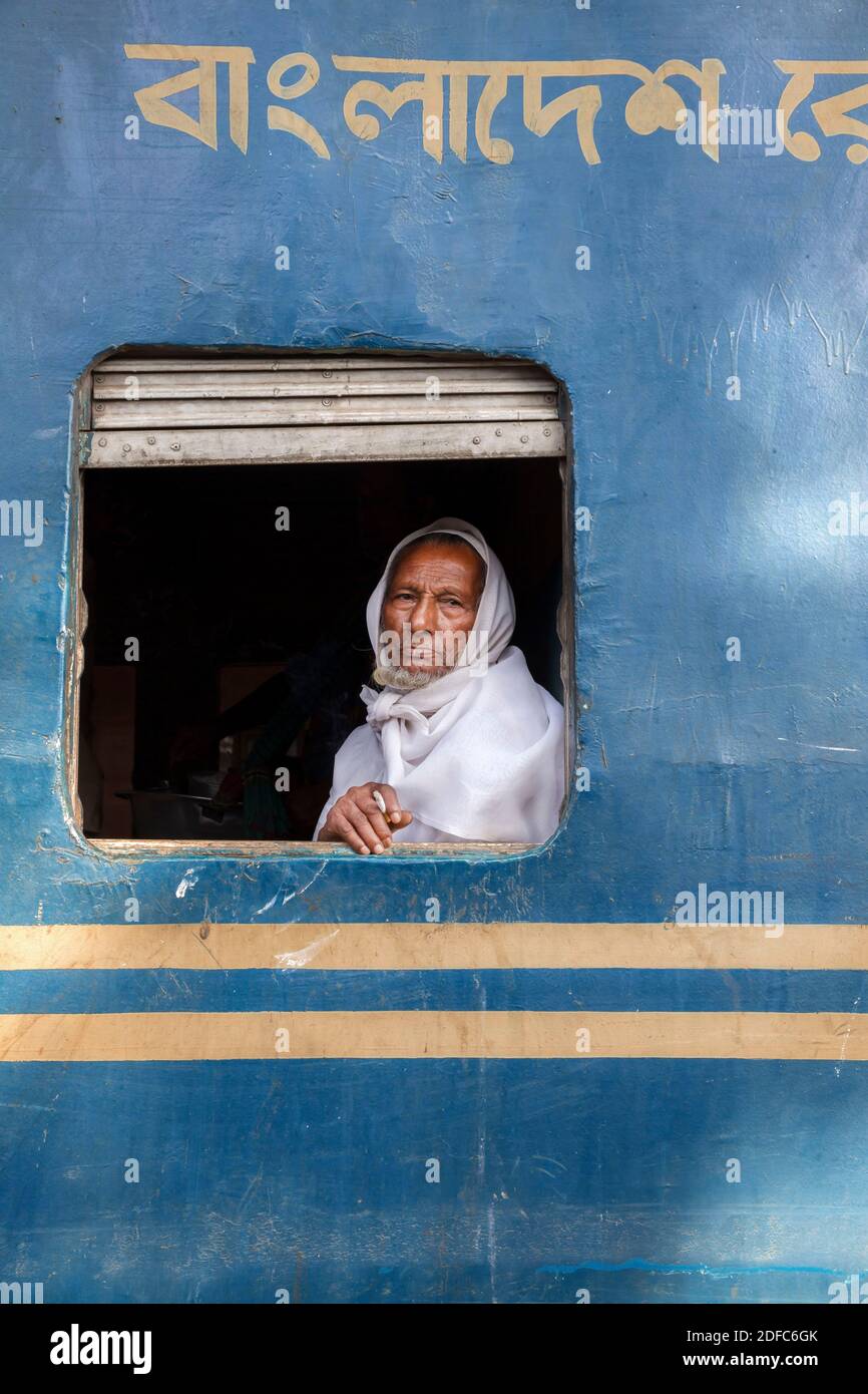 Bangladesh, passager en train local avec écriture bengali Banque D'Images