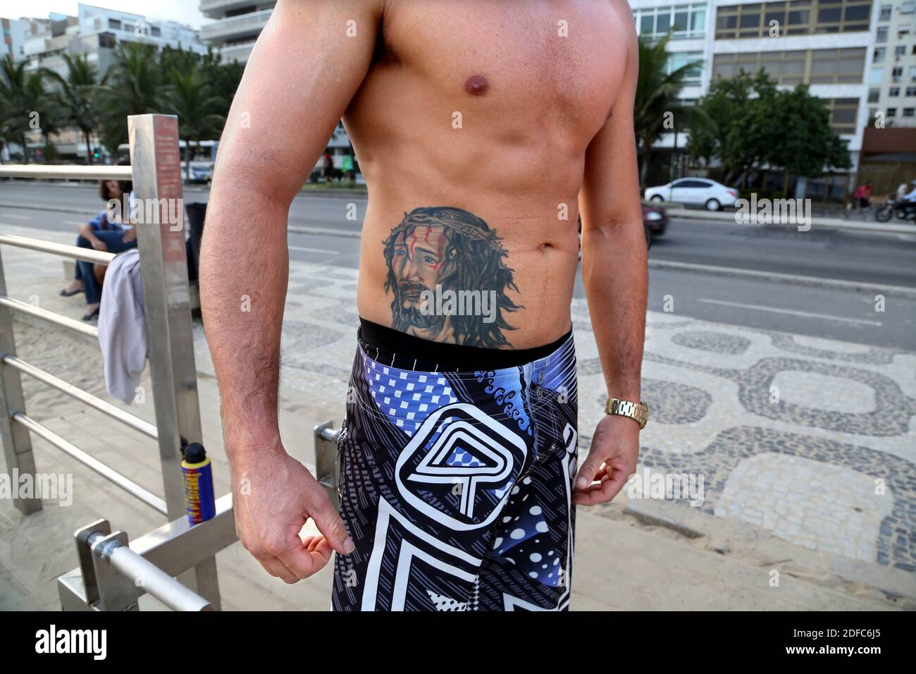 Brésil, Rio de Janeiro, corps masculin avec Jésus Christ tatouage à la plage d'Ipanema Banque D'Images