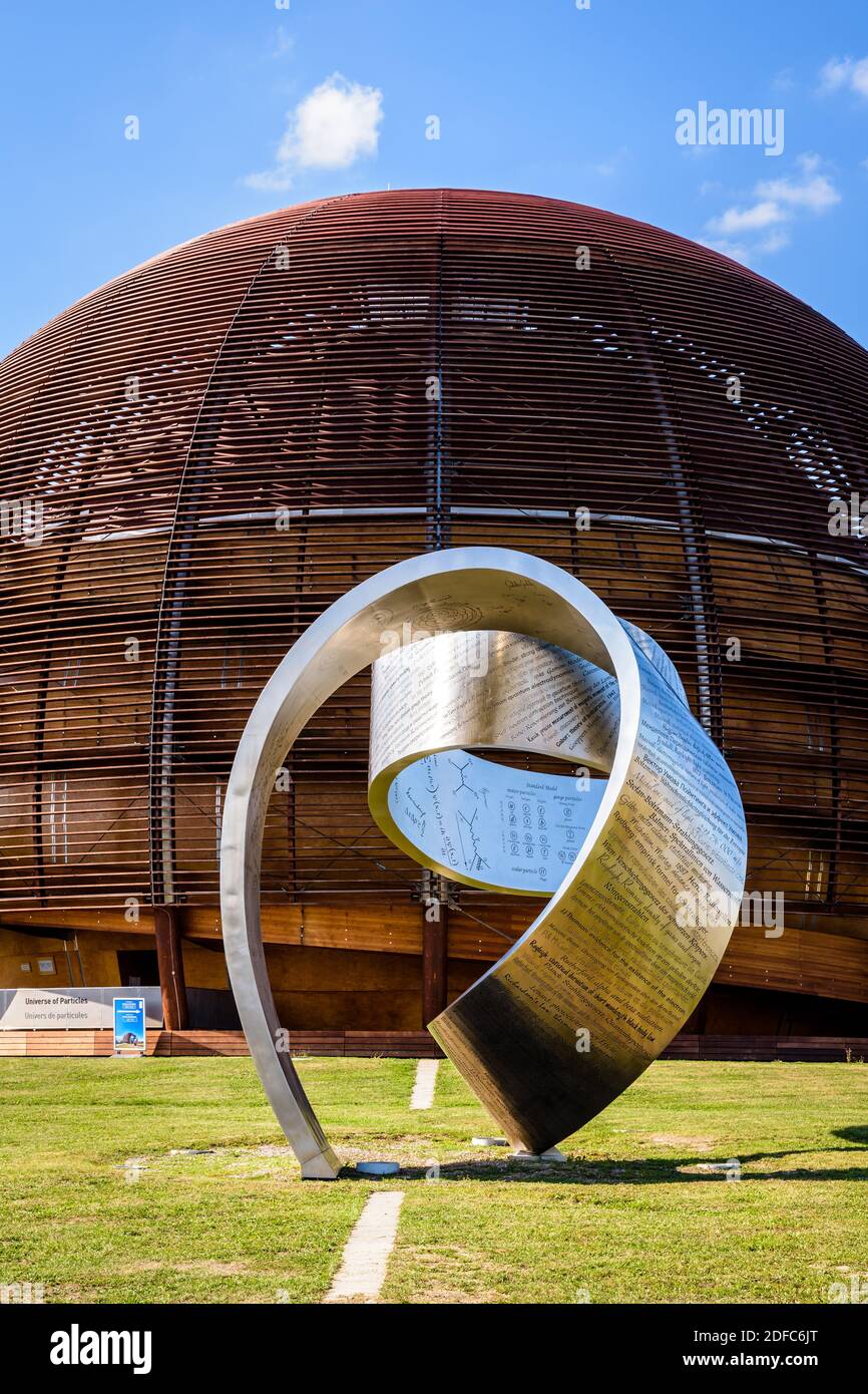 Le ruban d'acier et le Globe de la Science et de l'innovation au CERN près de Genève. Banque D'Images