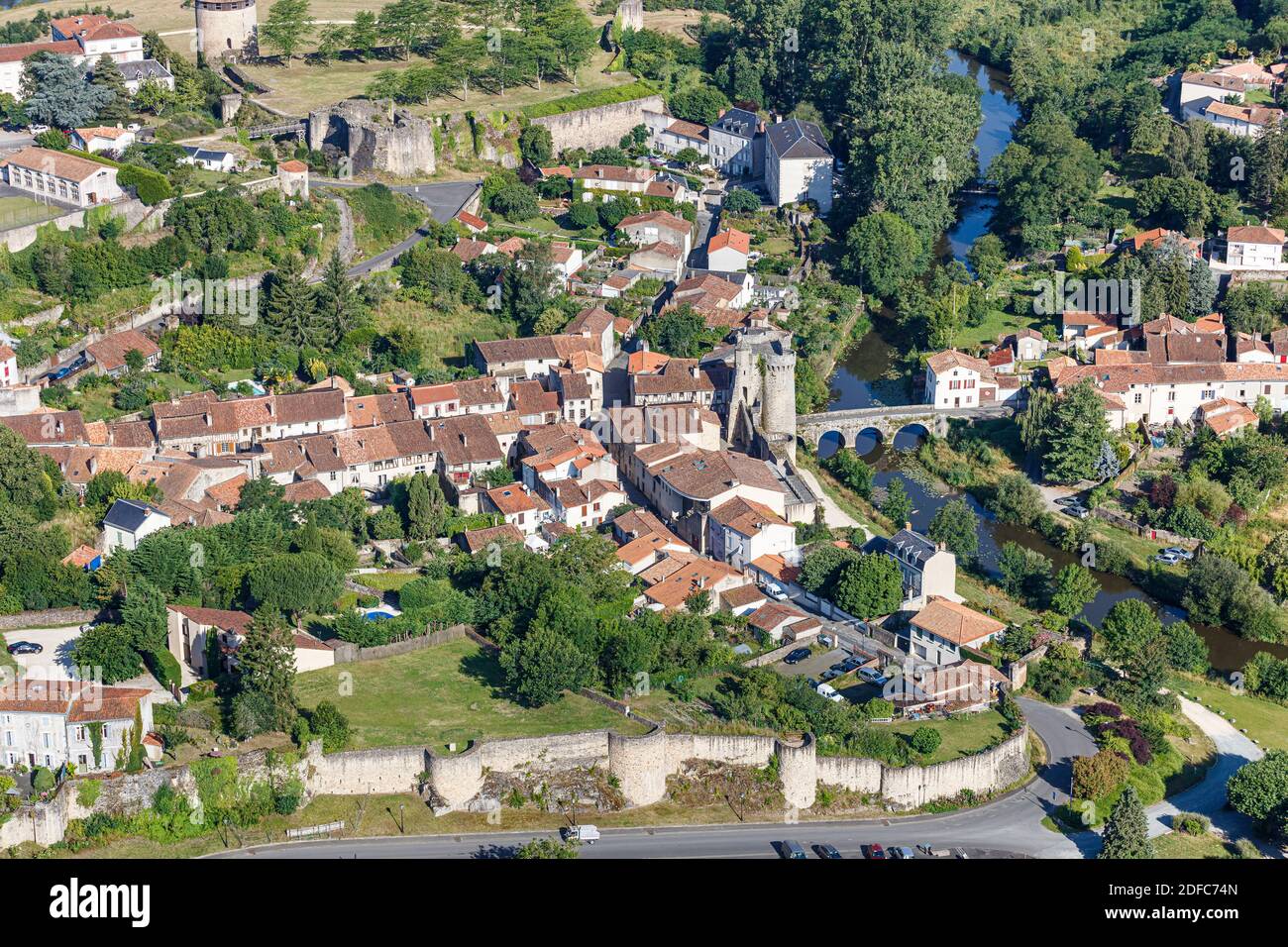 France, deux Sèvres, Parthenay, porte St James et pont sur le fleuve Thouet et le mur de la ville (vue aérienne) Banque D'Images