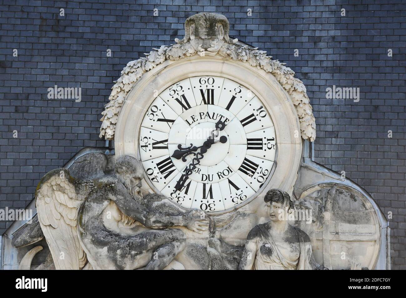 France, Paris, Ecole militaire, cette horloge, sur la façade, en l'honneur du Roi de France Banque D'Images