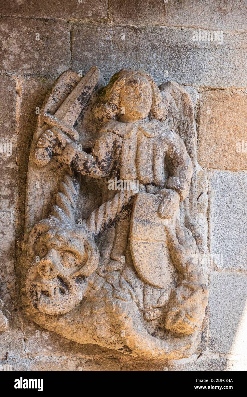 France, Morbihan, Saint-Lery, église des XIVe et XVe siècles, sculpture de Saint Michel qui serpente le dragon Banque D'Images