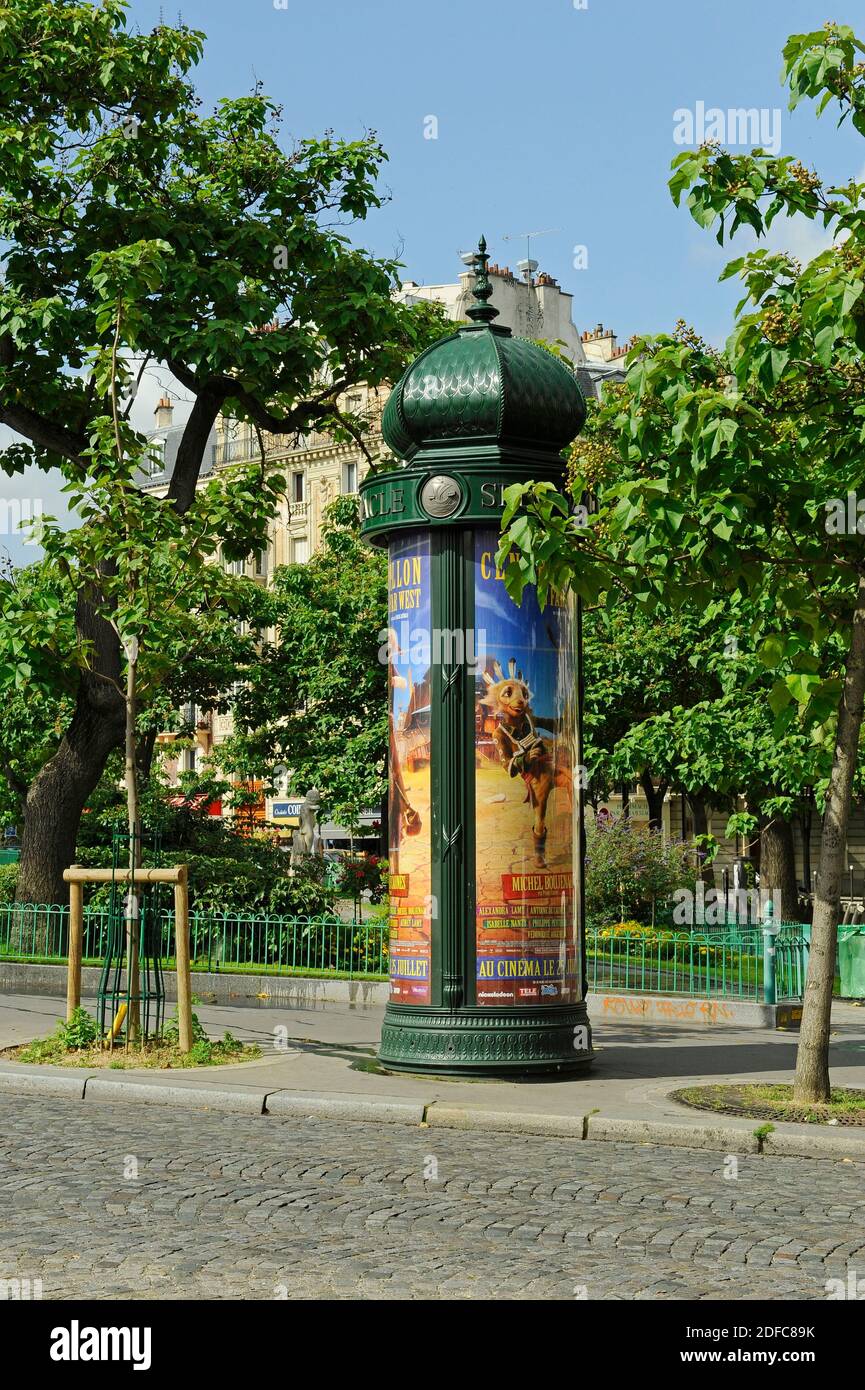 France, Paris, place d'Italie, une colonne Morris Banque D'Images