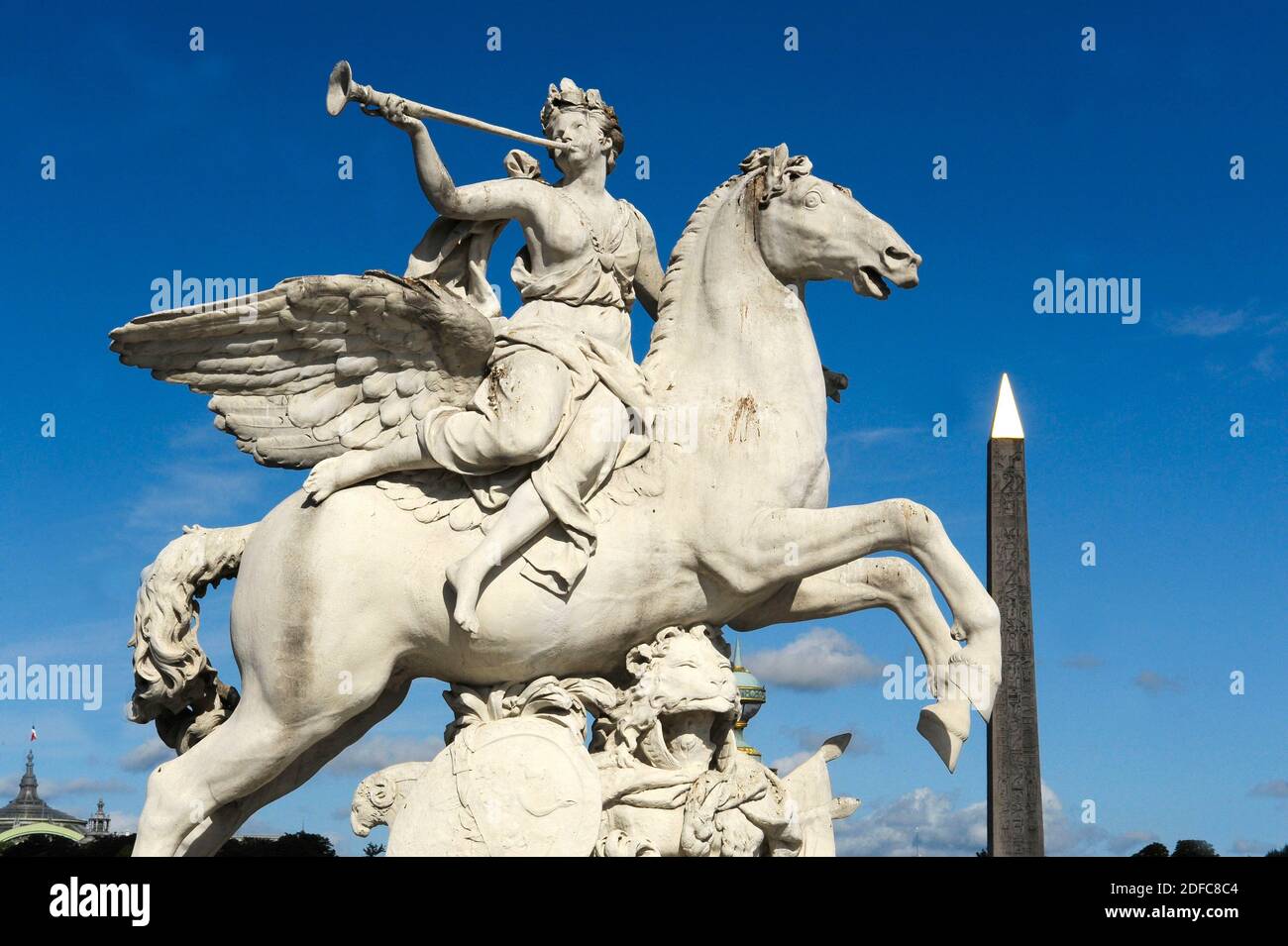 France, Paris, région classée au patrimoine mondial de l'UNESCO, Mercure à cheval sur Pegasus et l'obélisque de la Concorde Banque D'Images