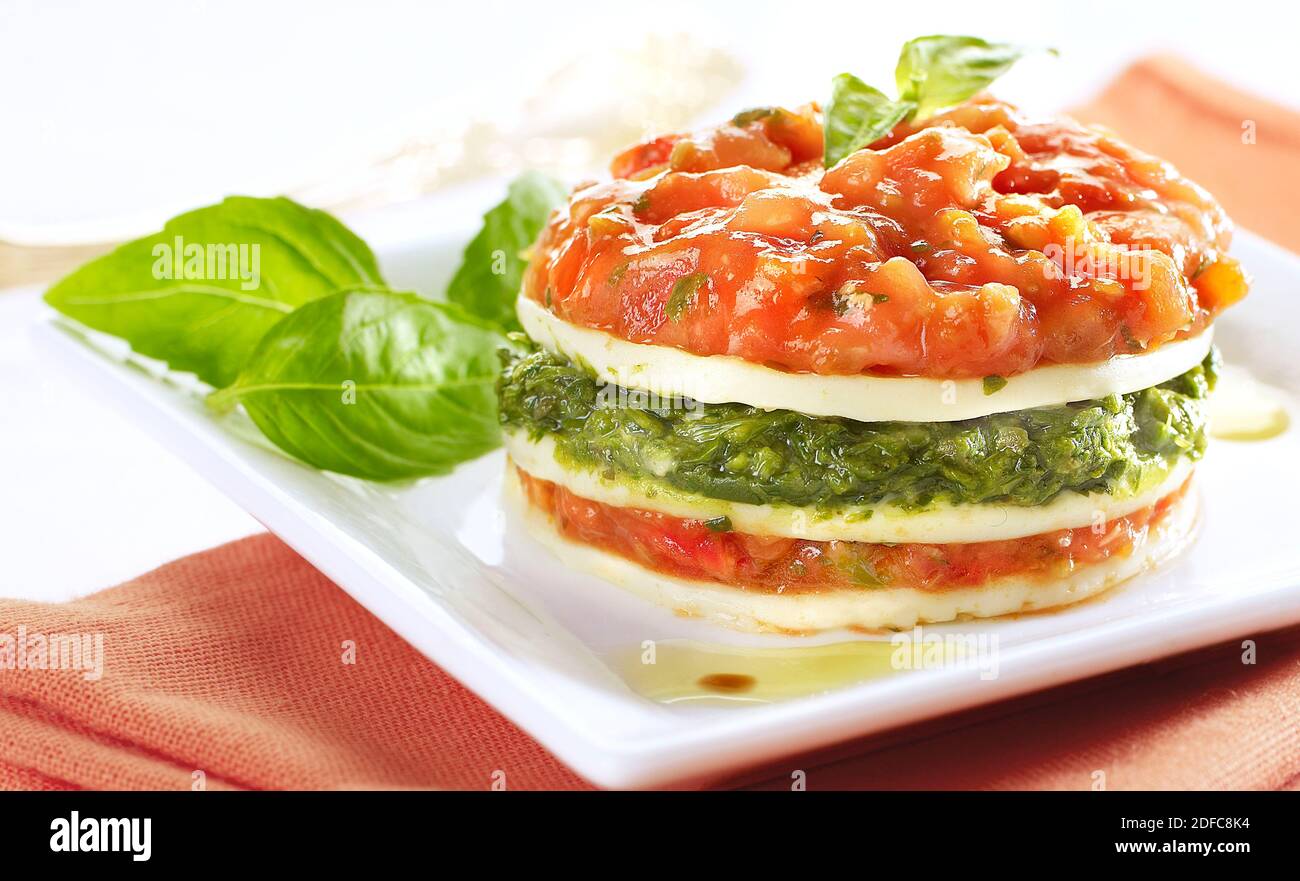 Tomate, mozzarella et pesto mille-feuilles Banque D'Images