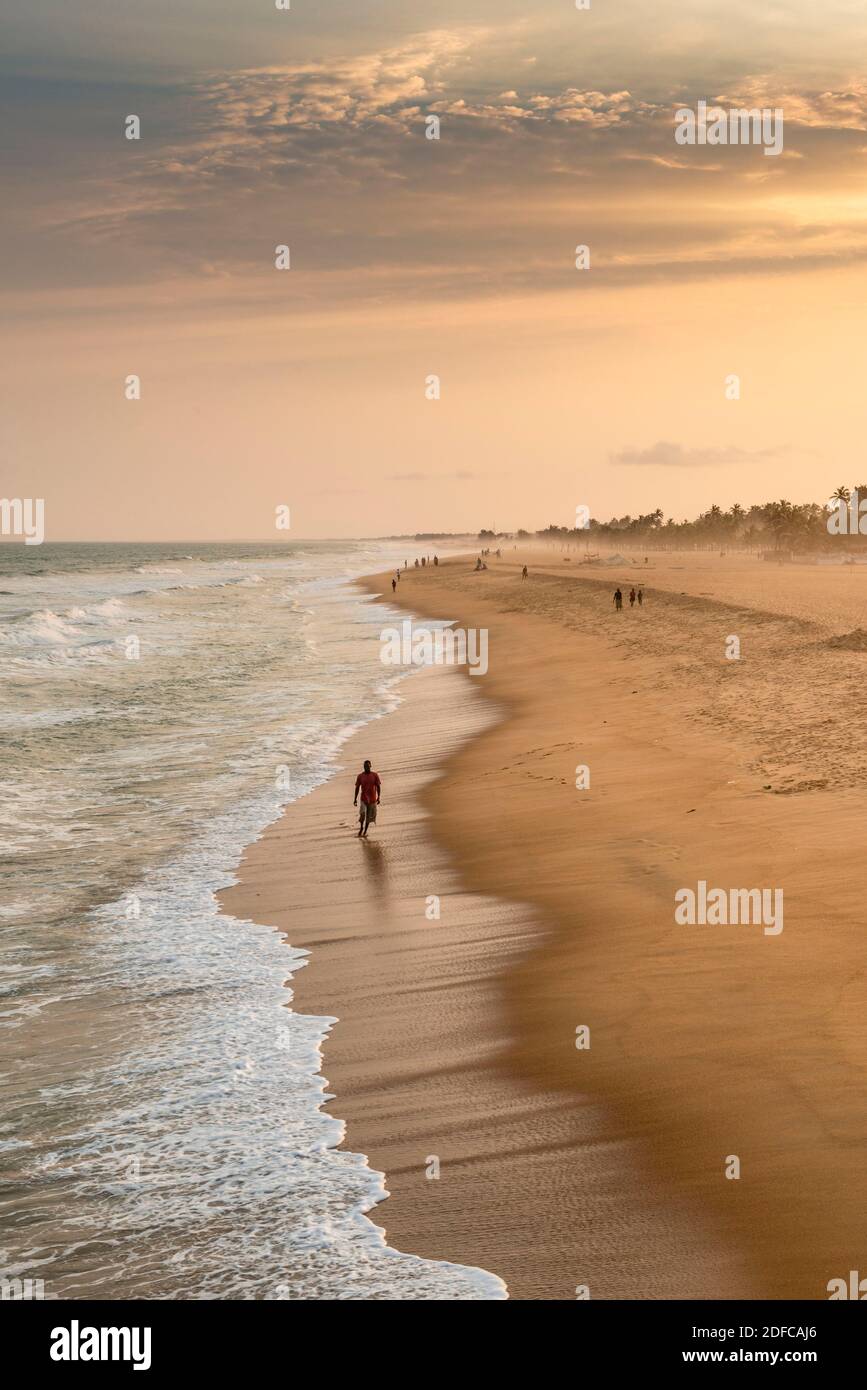 Togo, LOM ?, homme sur la plage Banque D'Images