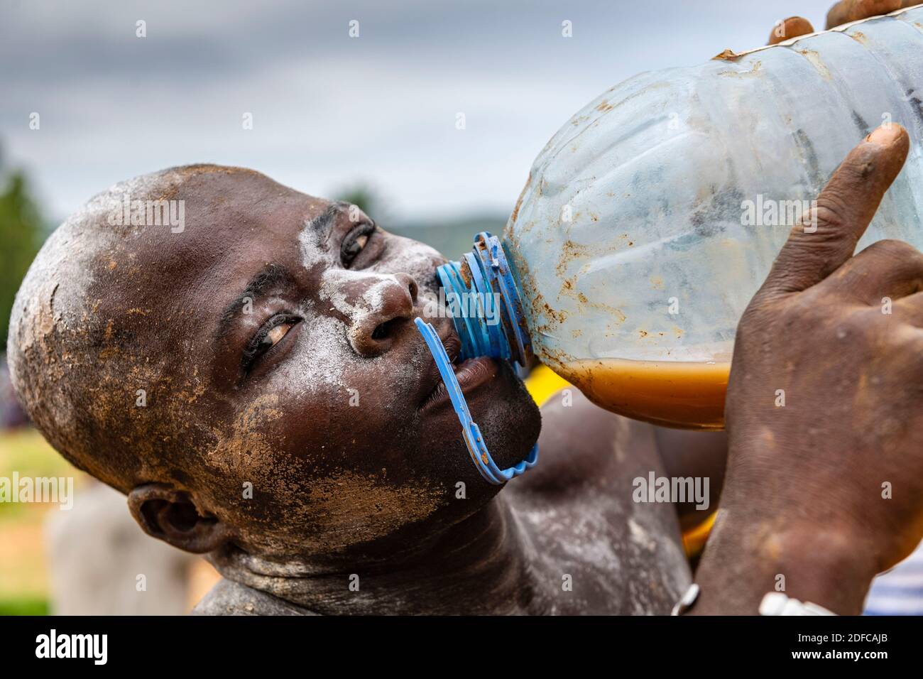 Togo, Kara, homme buvant de la bière de millet Banque D'Images