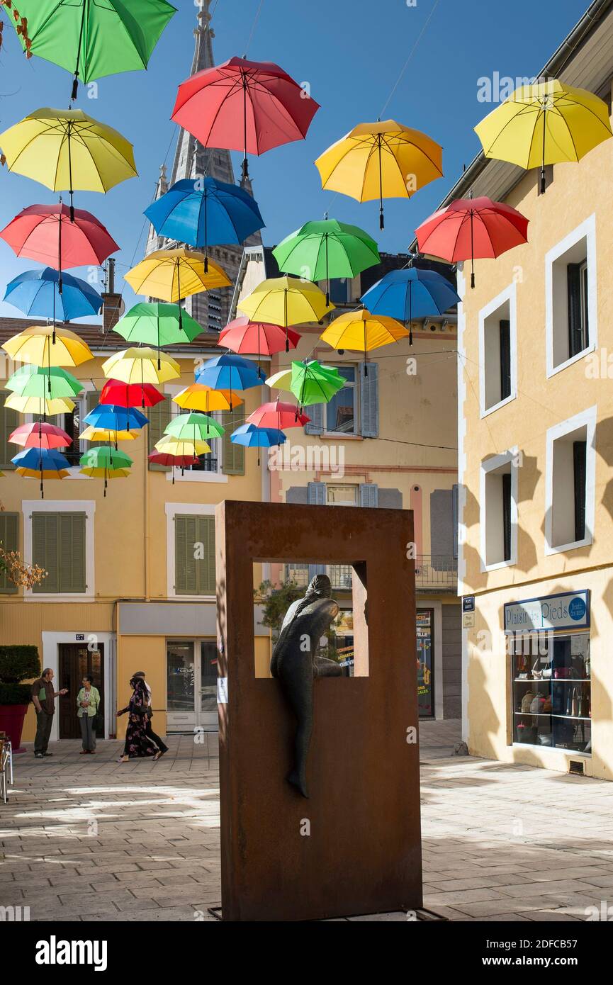 France, Hautes Alpes, Gap, une installation de parapluie au-dessus de la  place Gavotte et sculpture : sur le mur de Bruno Lucchi Photo Stock - Alamy
