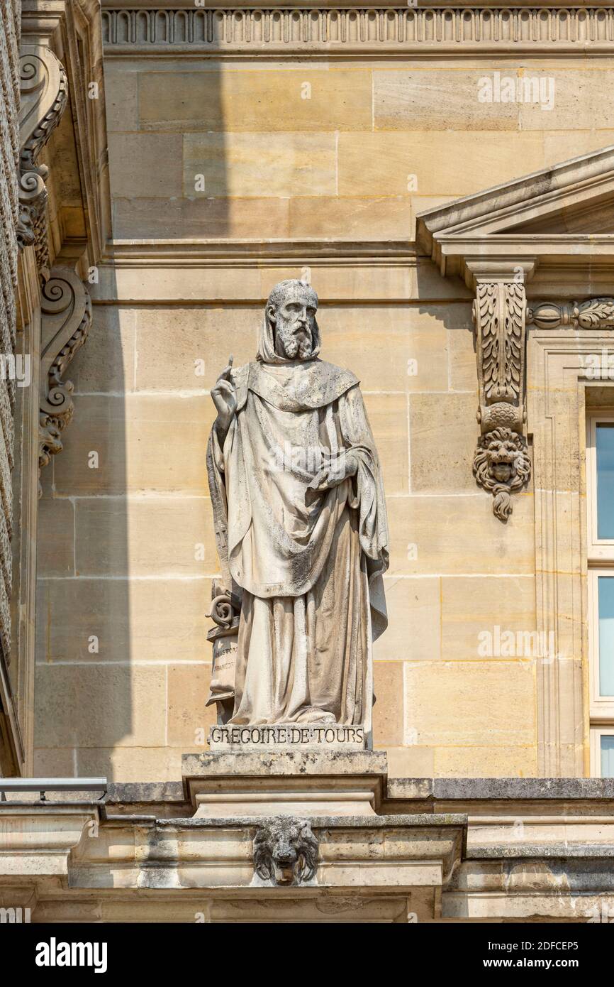 France, Paris, Palais du Louvre, Cour Napoléon, aile Turgot, statue du Grégoire des Tours, classé au patrimoine mondial de l'UNESCO Banque D'Images