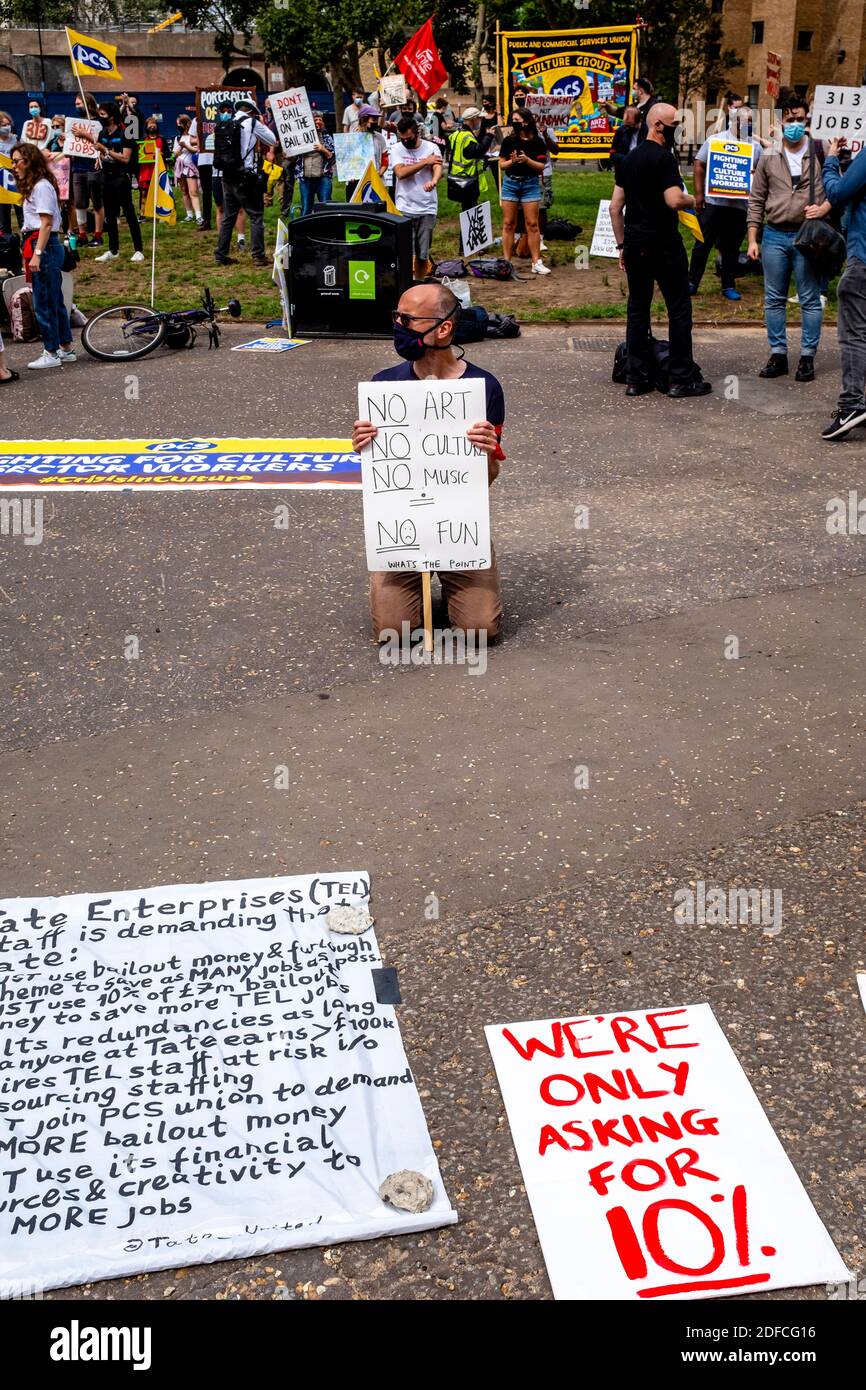 Des gens protestent contre les suppressions d'emplois à la Tate Modern Art Gallery, Londres, Royaume-Uni Banque D'Images