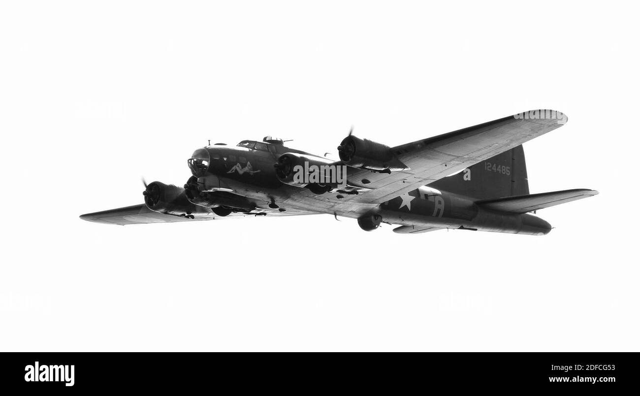Sally B B B-17 Forteresse volante G-BEDF Airplane Backlit by the Sun. Monochrome, Noir et blanc, isolé sur fond blanc Banque D'Images