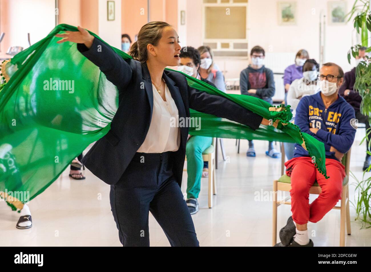 REPRÉSENTATION CULTURELLE DE LA PIÈCE 'LA PRINCESSE YOUTUBE' PAR LA TROUPE 'SIX PIEDS SOUS TERRE' POUR LES RÉSIDENTS HANDICAPÉS ET CONFINÉS DU FOYER DE SOINS MOULIN DE LA RISLE, RUGLES, NORMANDIE, FRANCE Banque D'Images