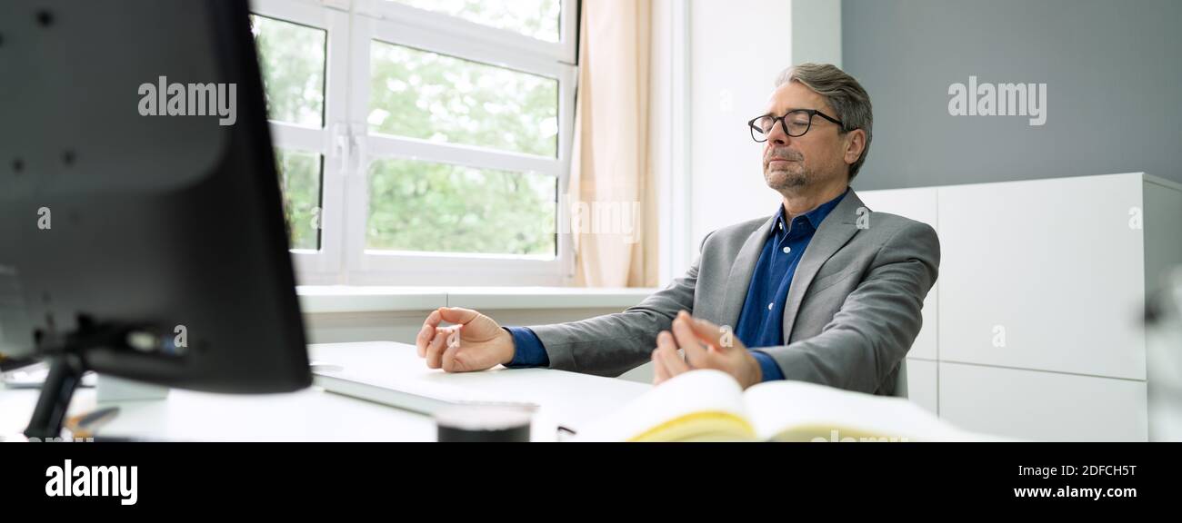 Exercice de méditation de yoga sain en chaise de bureau en milieu de travail Banque D'Images