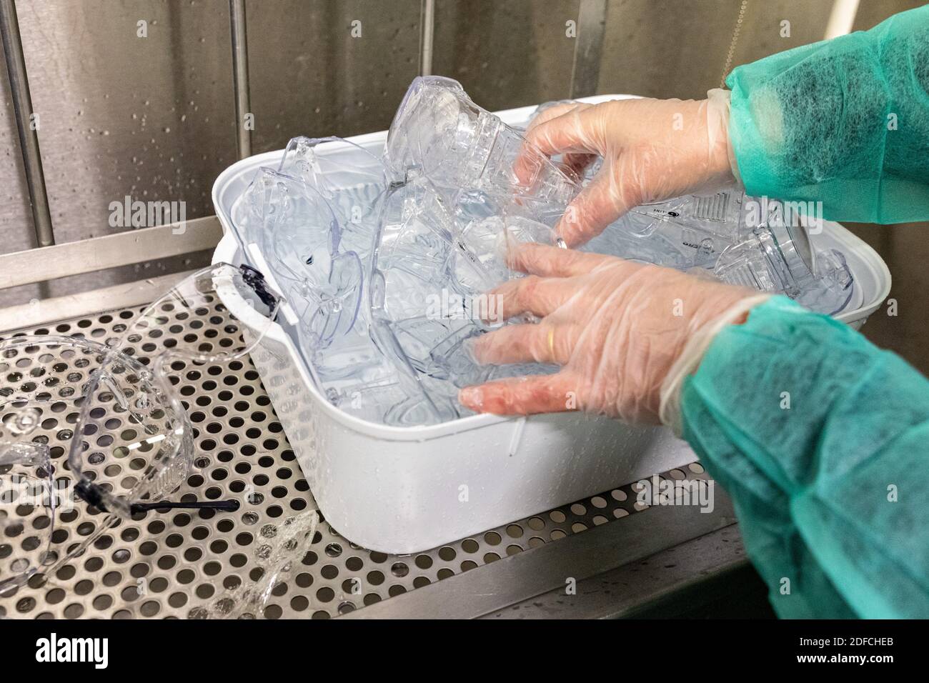 DÉSINFECTION DES LUNETTES PAR UN POMPIER DANS SON SERVICE MÉDICAL D'URGENCE, D'INCENDIE ET D'INCENDIE DE L'EURE, EVREUX, FRANCE Banque D'Images