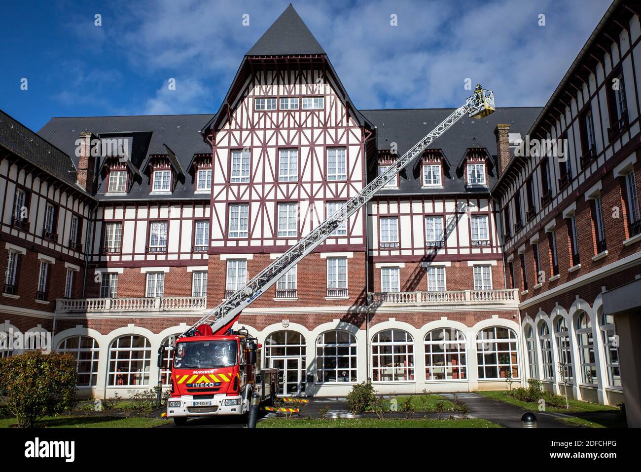 EXERCICE DE PRÉVENTION AVEC L'ÉCHELLE POUR CAMIONS D'INCENDIE, SAINTE-THÉRÈSE HERMITAGEE, POMPIERS DU CENTRE D'URGENCE DE LISIEUX, CALVADOS, FRANCE Banque D'Images