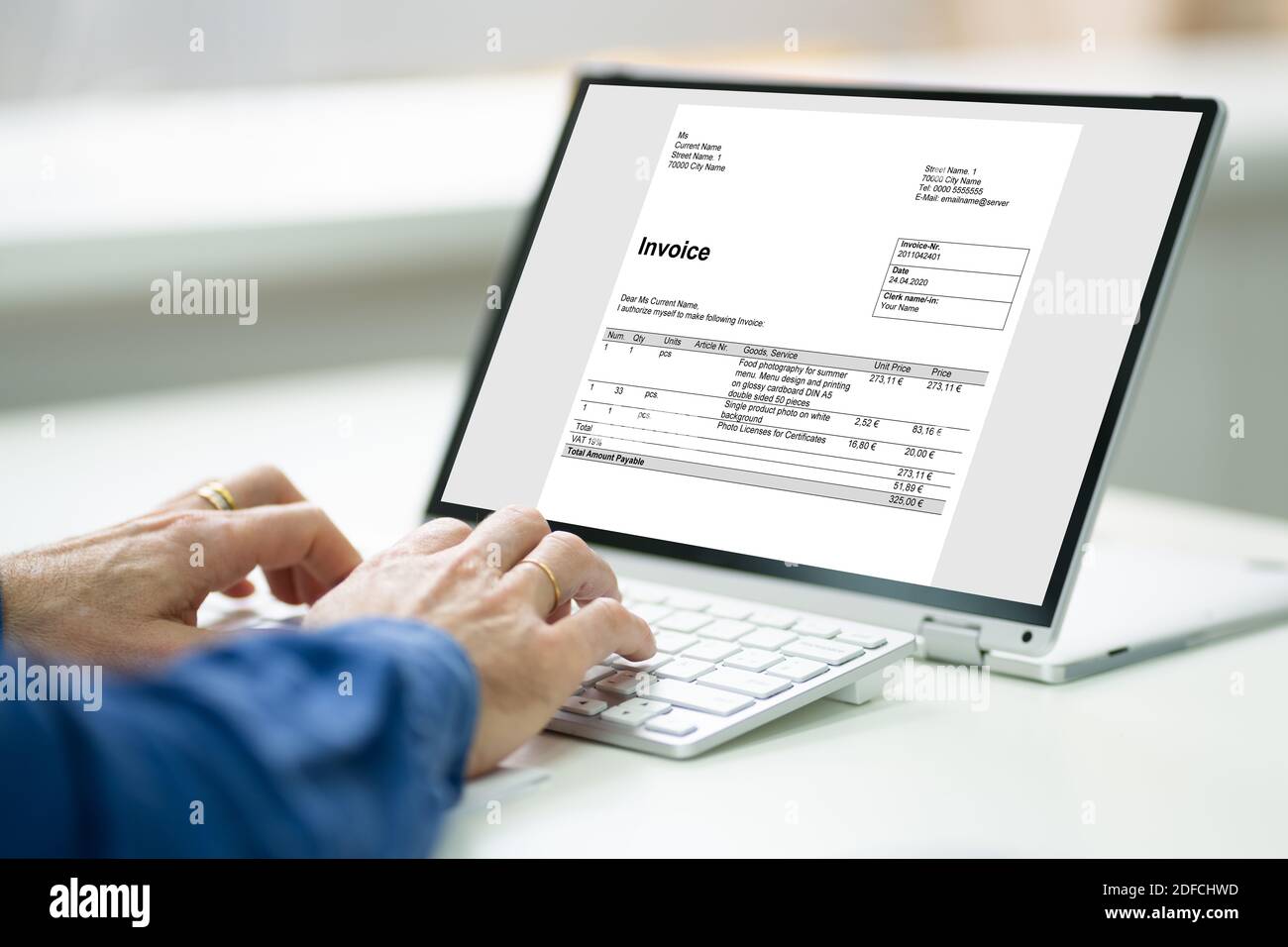 Facturation numérique paiement de facture professionnelle sur ordinateur portable Banque D'Images