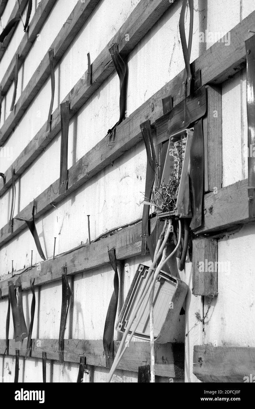 Cliché vertical en niveaux de gris de la paroi d'un ancien bâtiment Banque D'Images