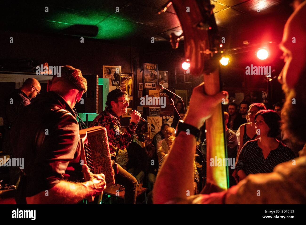CHANTEUR ET MUSICIENS DU GROUPE LES MEGOTS JOUANT POUR LEUR PUBLIC, CAFÉ-CONCERT LA CLASSE, SAINT-HILAIRE-SUR-RISLE, ORNE, NORMANDIE, FRANCE Banque D'Images