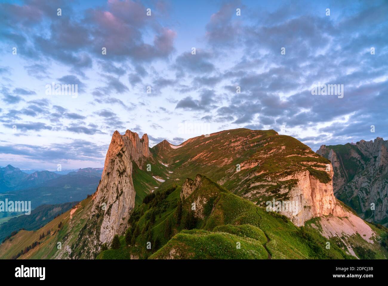 nuages-au-coucher-du-soleil-sur-le-pic-de-saxer-lucke-en-t-canton-d
