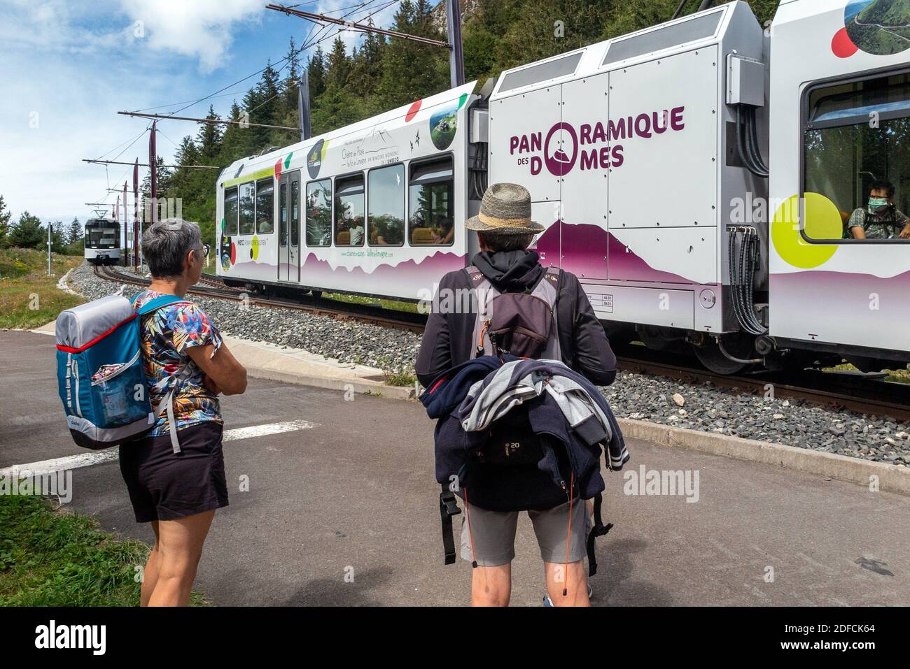 RANDONNEURS EN FACE DES DÔMES, TRAIN TOURISTIQUE EN DIRECTION DU SOMMET DU PUY-DE-DÔME, VOLCAN D'AUVERGNE, ORCINES, FRANCE Banque D'Images