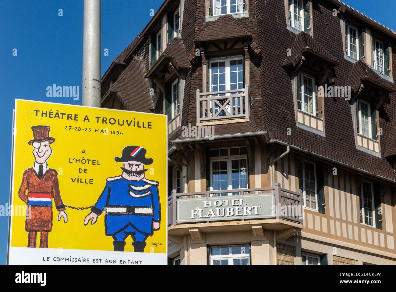 AFFICHE DE SAVIGNAC DEVANT LA FAÇADE DE L'HÔTEL FLAUBERT, TROUVILLE-SUR-MER, NORMANDIE, FRANCE Banque D'Images