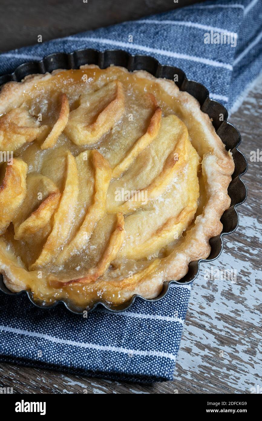 Petite tarte aux pommes maison sur fond rustique Banque D'Images