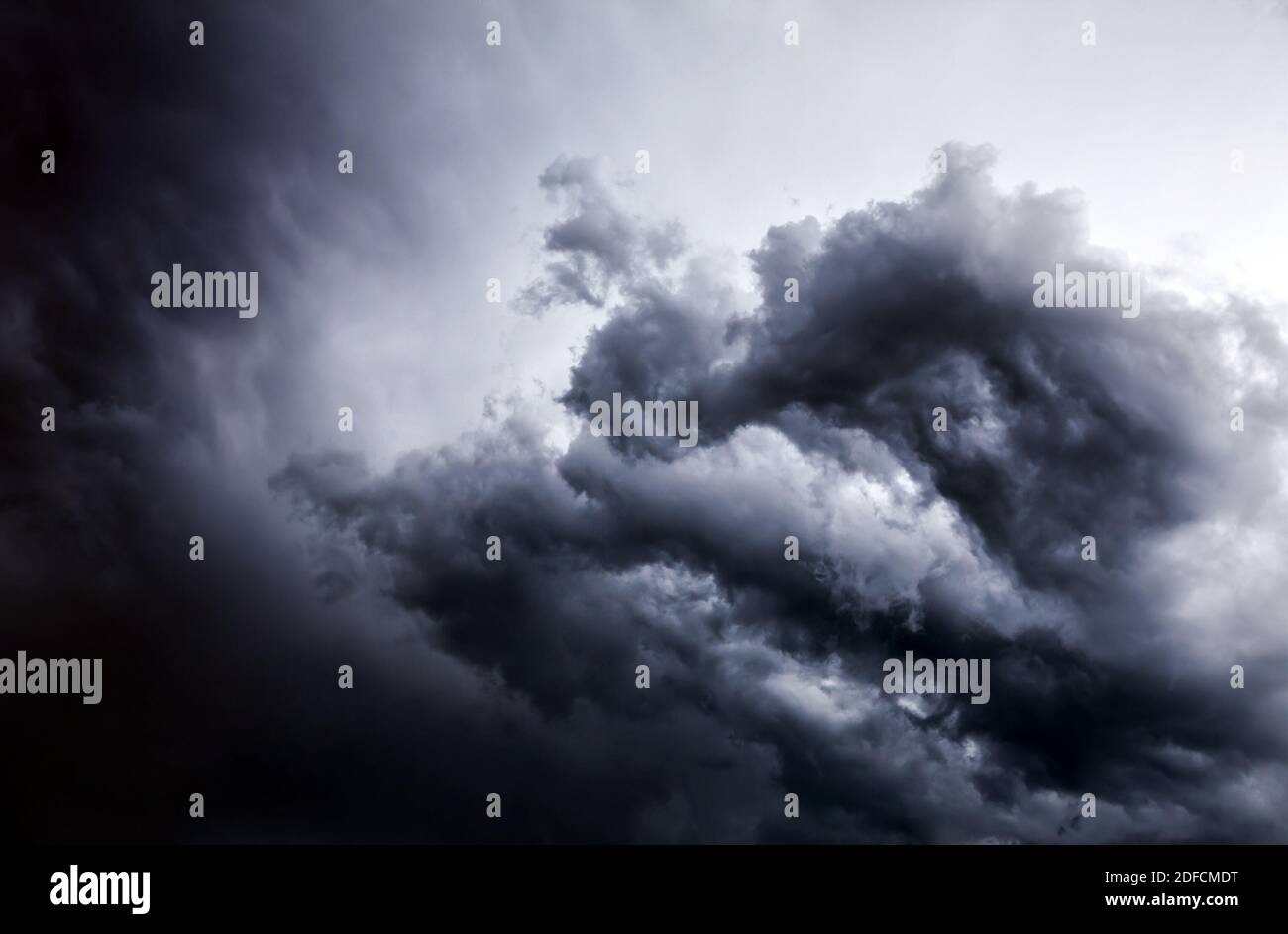 Dramatique nuages sombres et Arrière-plan de la zone de tempête Banque D'Images