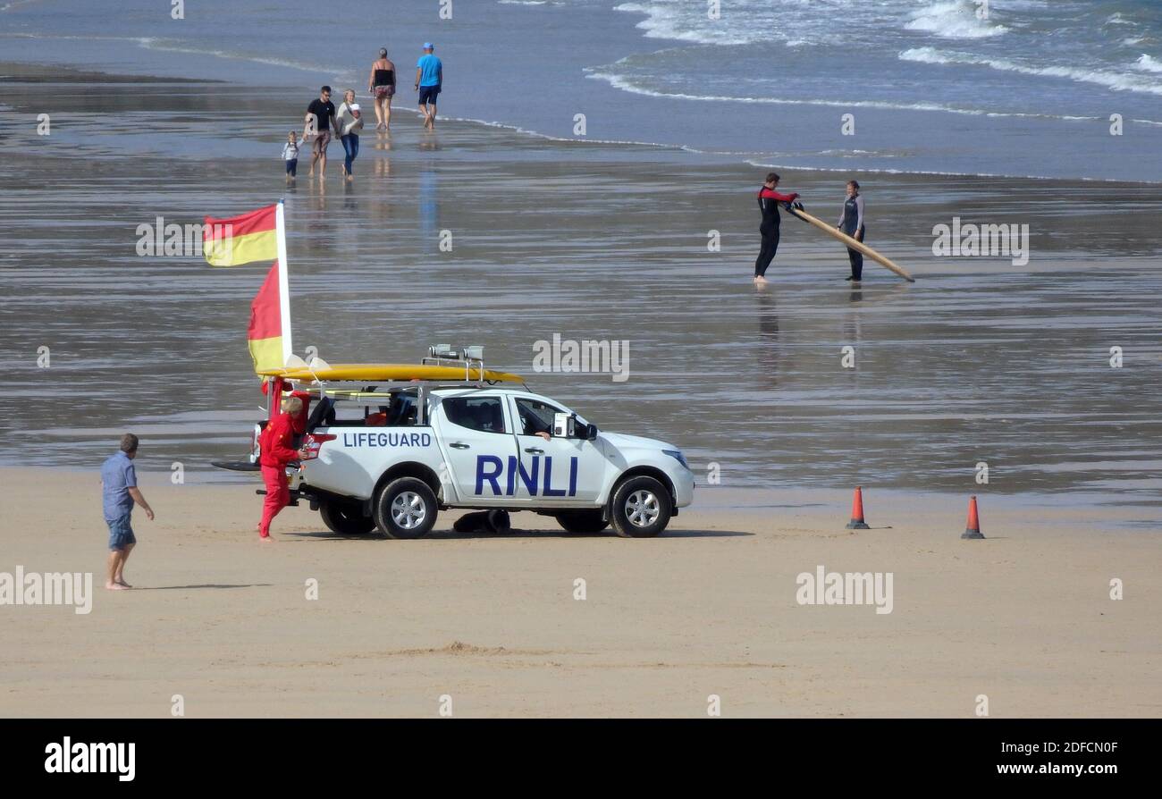 RNLI Mitsubishi L200 pick up Truck commercial Vehicle à Harlyn Bay, Cornwall, Angleterre, Royaume-Uni en septembre Banque D'Images
