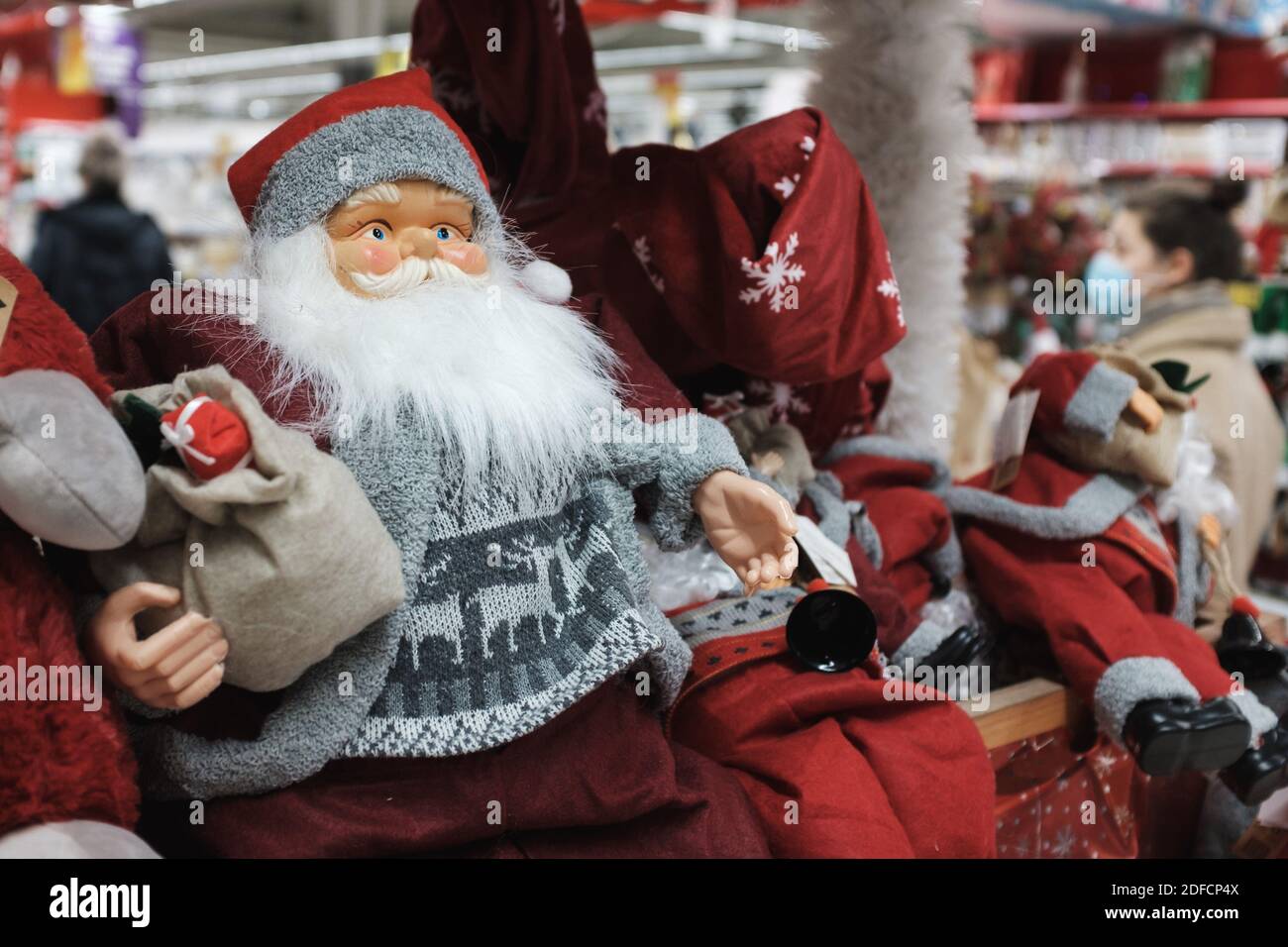 WROCLAW, POLOGNE - 27 NOVEMBRE 2020. Clients et décoration de Noël au  supermarché Carrefour. En raison de la pandémie de coronavirus Covit-19  personnes ont fac Photo Stock - Alamy