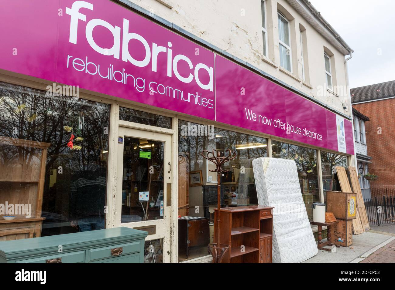 Boutique de meubles Fabrica et entreprise de déstockage de maison avec des stocks exposés à l'extérieur, Royaume-Uni. Articles rétro et de cyclisme Banque D'Images