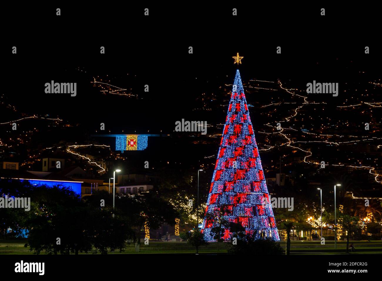 Arbre de Noël coloré au centre de la ville de Funchal, île de Madère, Portugal. Banque D'Images