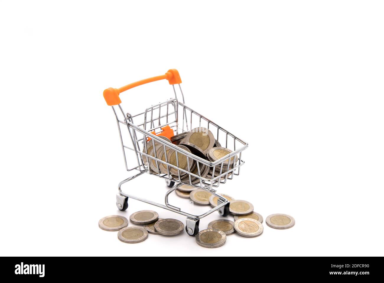 Beaucoup de pièce (Thai Baht) dans le panier isoler sur fond blanc. Banque D'Images