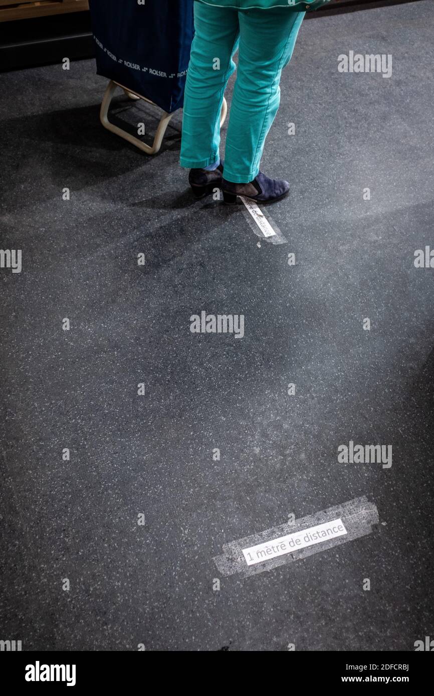 LIGNE D'ATTENTE, MARQUAGE SUR LE PLANCHER D'UN MAGASIN POUR INDIQUER LES DISTANCES DE SÉCURITÉ JUSQU'À LA MISE EN PLACE DU CONFINEMENT PANDÉMIQUE COVID-19, PARIS, ILE DE FRANCE Banque D'Images