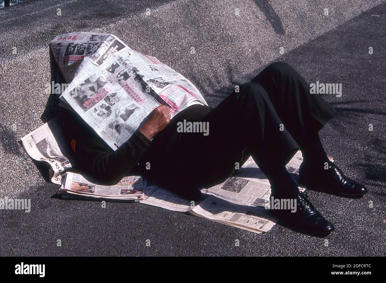 LE GARDIEN DE SÉCURITÉ S'EST ENDORMI. Banque D'Images