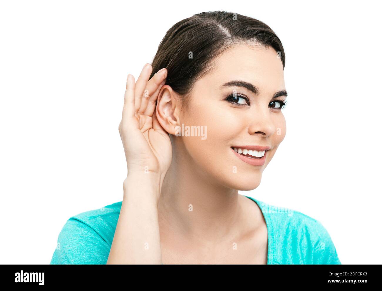 Concept de test auditif. Une femme hispanique positive tient la main près de l'oreille, isolée sur fond blanc Banque D'Images