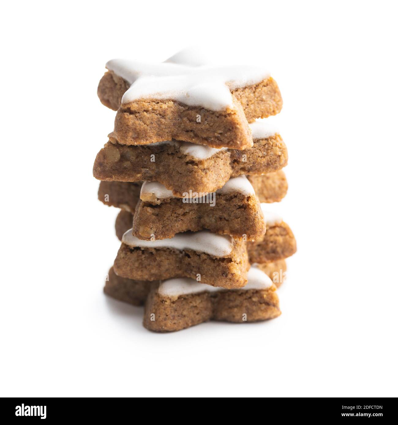 Le glaçage des étoiles de pain d'épice. Biscuits de Noël traditionnels isolés sur fond blanc. Banque D'Images