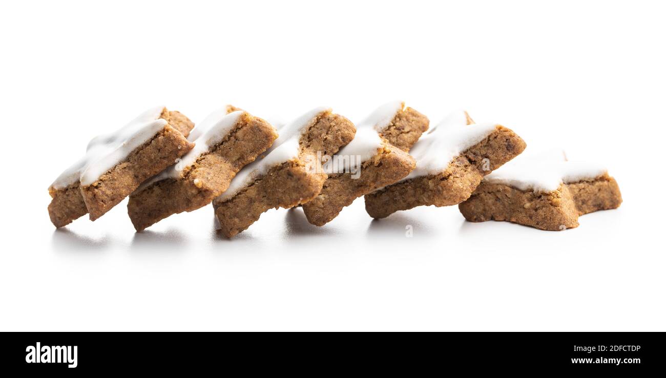 Le glaçage des étoiles de pain d'épice. Biscuits de Noël traditionnels isolés sur fond blanc. Banque D'Images