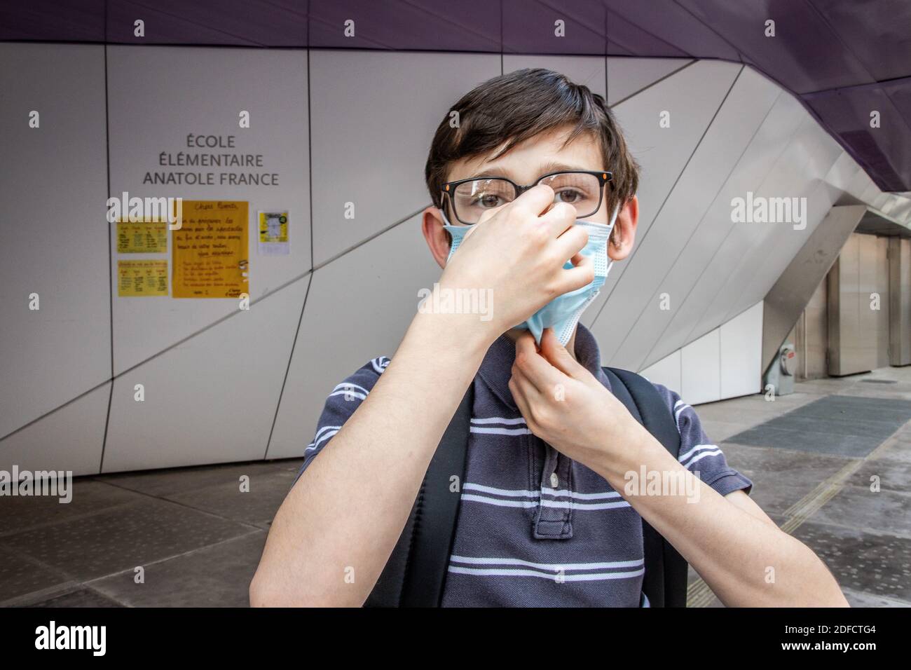 ILLUSTRATION DE RETOUR À L'ÉCOLE, LES ÉCOLES ROUVRENT À LA SUITE DE L'ISOLEMENT PENDANT LA PANDÉMIE COVID 19, CHARENTON LE PONT, ILE DE FRANCE, FRANCE, EUROPE Banque D'Images