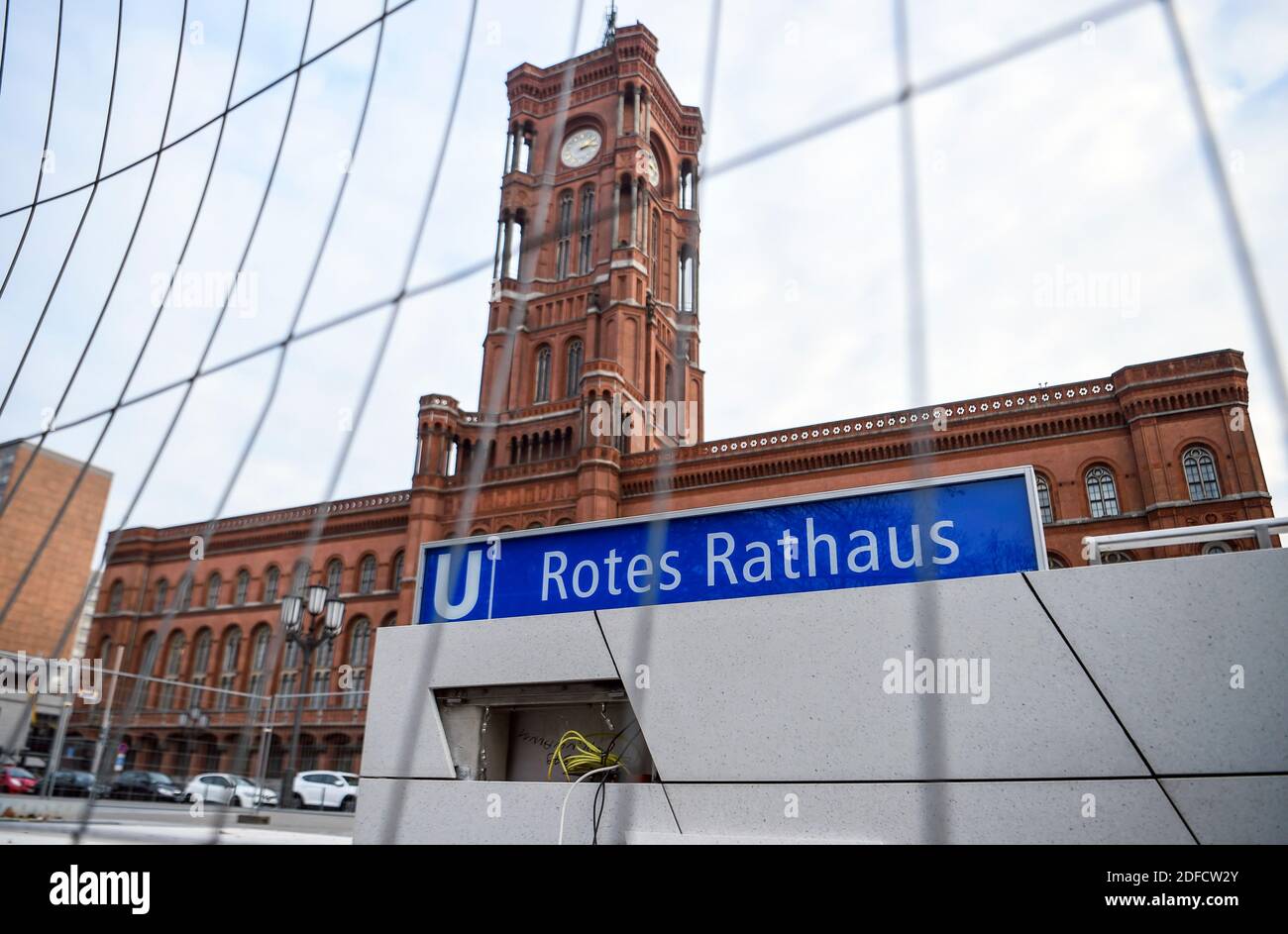 02 décembre 2020, Berlin: La station de métro Rotes Rathaus de l'U5 est encore fermée. Le prolongement de la ligne de métro 5 sera mis en service sur 04.12.2020. Photo: Kira Hofmann/dpa-Zentralbild/ZB Banque D'Images