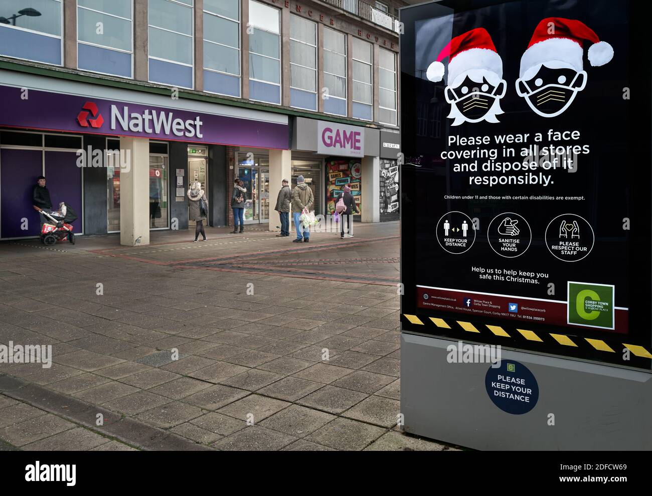 Avis sur la couverture faciale au centre commercial de Corby, à Nhants, en Angleterre, pendant le confinement national causé par la menace du coronavirus, novembre-décembre 2020. Banque D'Images