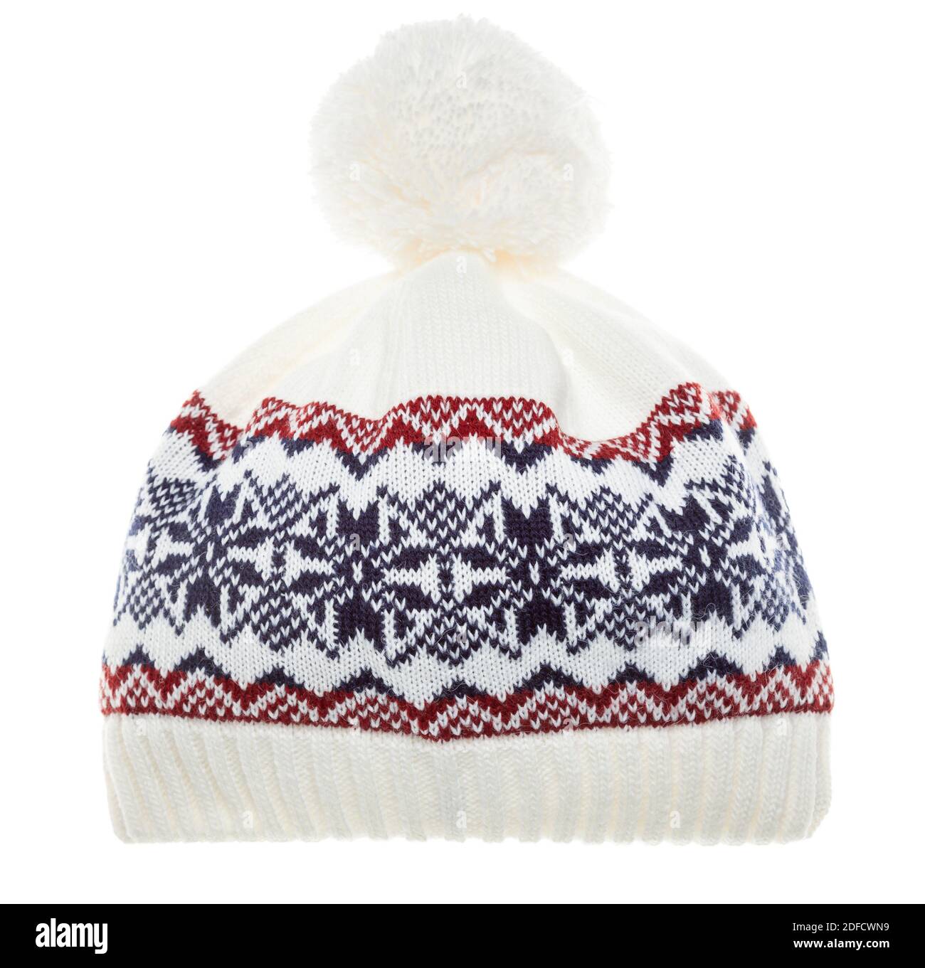 Chapeau de galet blanc tricoté décoré d'un ornement géométrique scandinave isolé sur fond blanc. Bonnet en laine fait main avec pompon sur le dessus Banque D'Images