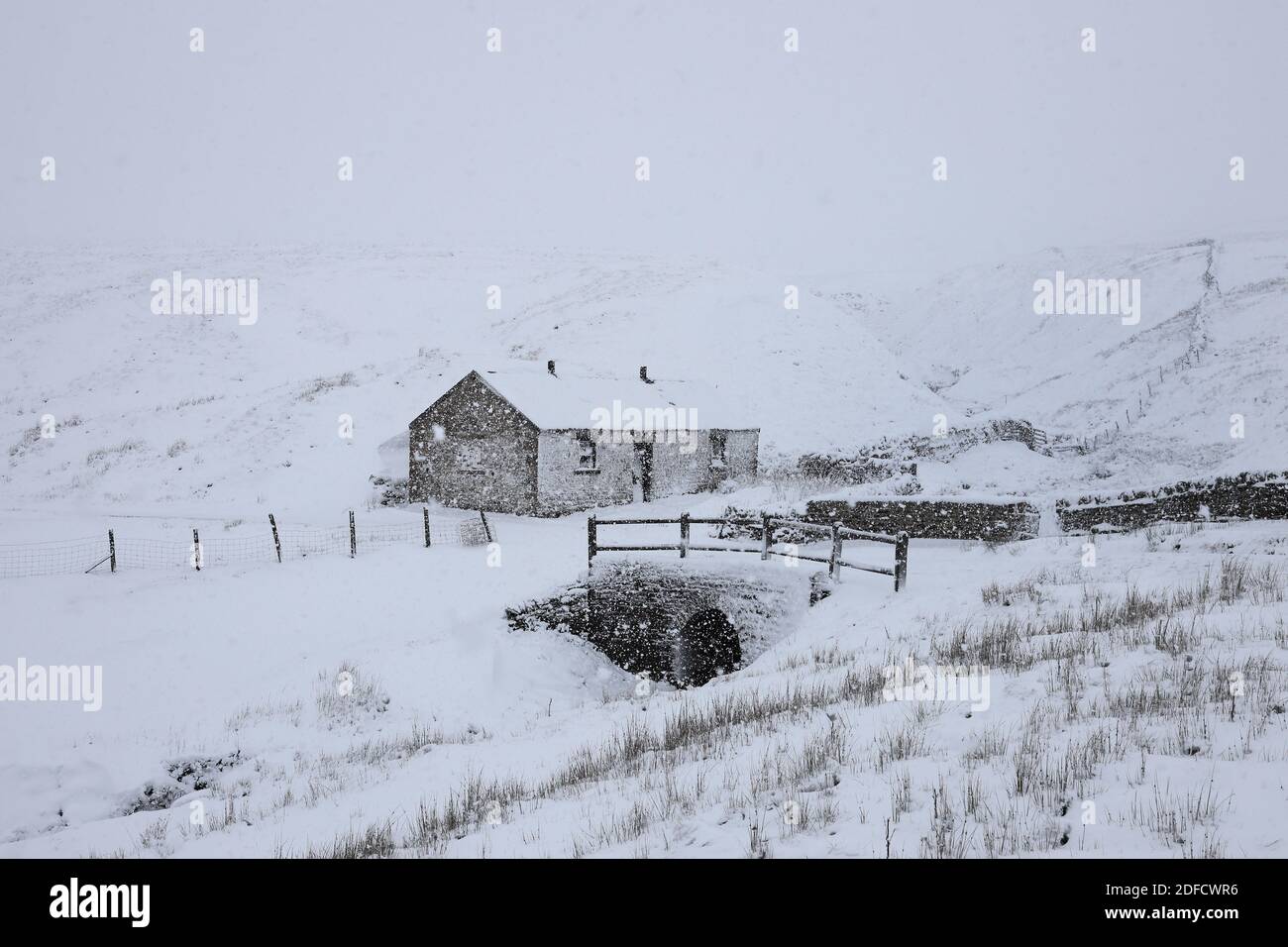 Teesdale, comté de Durham, Royaume-Uni. 4 décembre 2020. Météo Royaume-Uni. Avec un avertissement météorologique jaune en vigueur pour certaines parties du nord de l'Angleterre, de fortes chutes de neige affectent Teesdale et en particulier certaines routes de haut niveau comme la B6277 entre le comté de Durham et Cumbria. Crédit : David Forster/Alamy Live News Banque D'Images