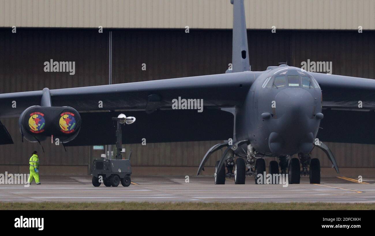 Un ingénieur à côté d'un bombardier USAF B52 à la RAF Fairford dans le Gloucestershire après que l'avion a effectué un atterrissage d'urgence à la base en raison de problèmes de moteur. Banque D'Images