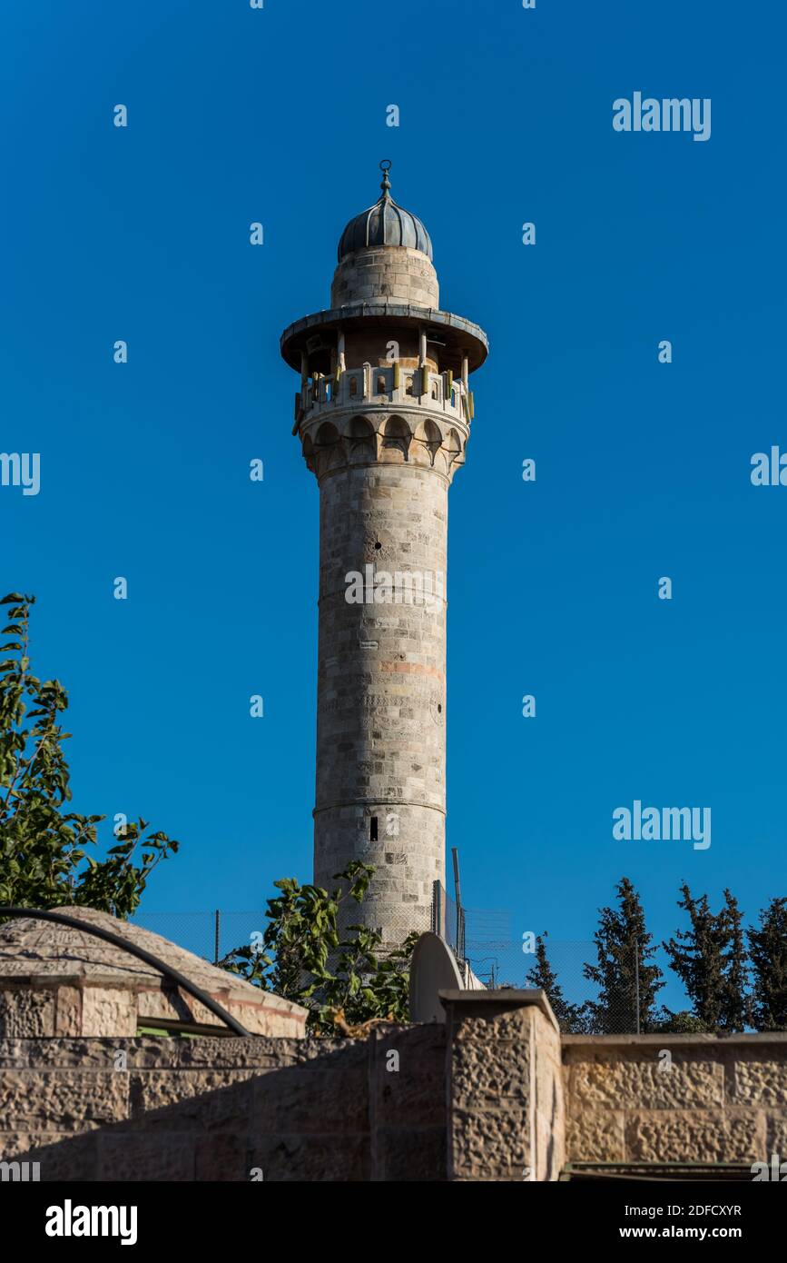 Bab Al-Asbat Minaret avec une lucarne bleue sur la place El-Ghazali, construite en pierre, excavée dans la couche naturelle de substrat rocheux dans le mur nord Banque D'Images
