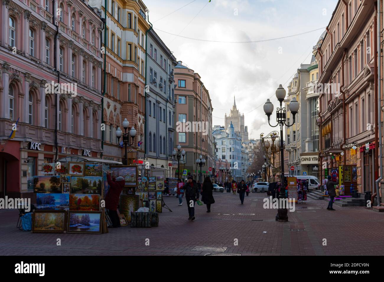 Rue Arbat Moscou 08 février 2019. Une rue piétonne populaire à Moscou avec de vieux bâtiments, restaurants et boutiques. Hiver, soleil chaud jour, beaucoup Banque D'Images