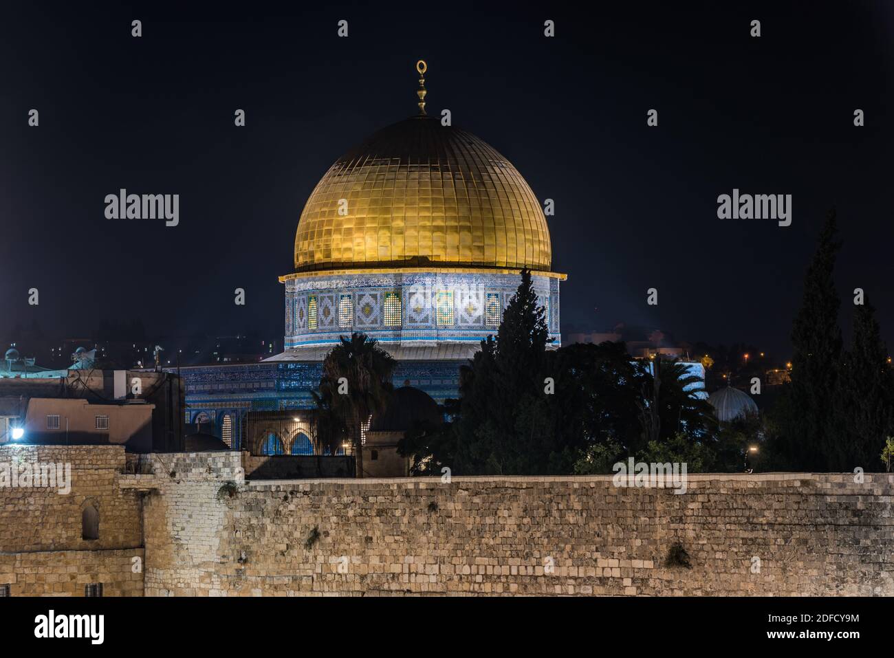Vue de nuit du Dôme d'Or du Rocher, mur ouest sur le Mont du Temple de la vieille ville de Jérusalem, Israël. Une des plus anciennes œuvres existantes de l'archi islamique Banque D'Images